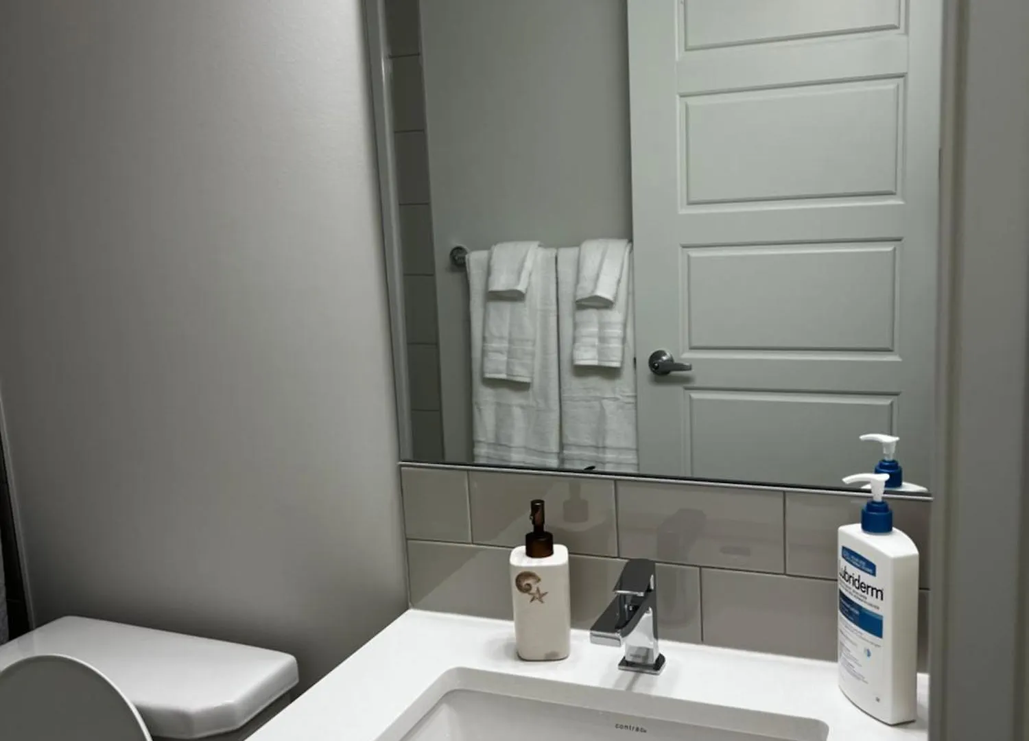 The Oasis-A New 1 Bed Suite In Livingston Calgary Close To The Airport
