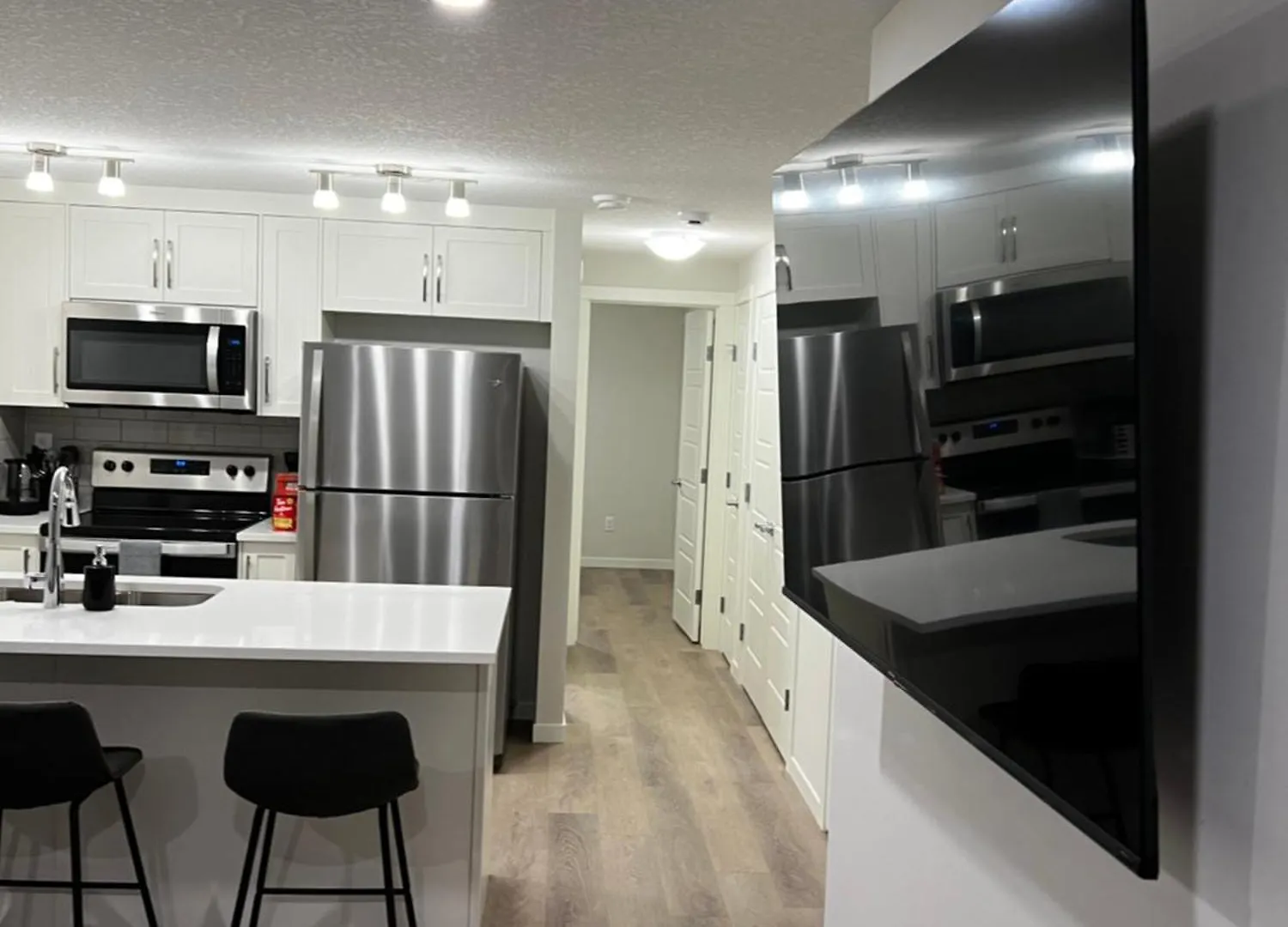The Oasis-A New 1 Bed Suite In Livingston Calgary Close To The Airport 0*,