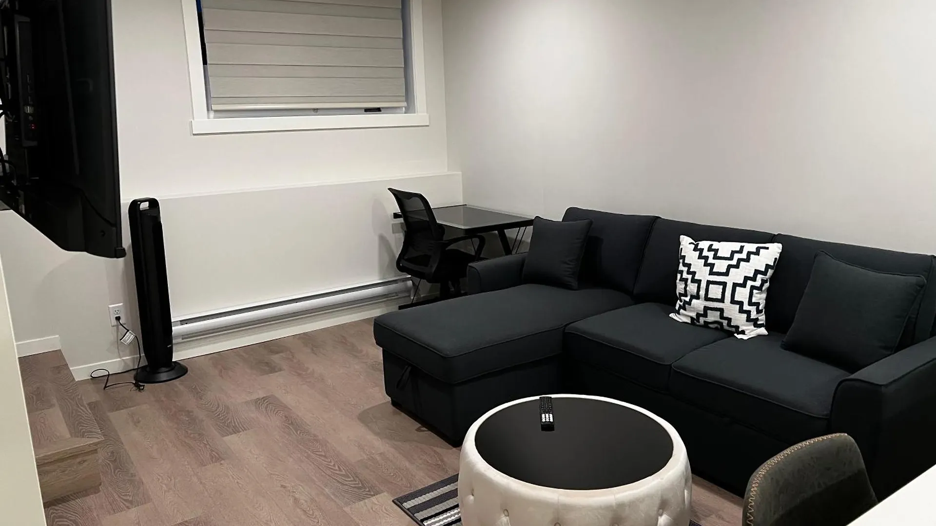 The Oasis-A New 1 Bed Suite In Livingston Calgary Close To The Airport