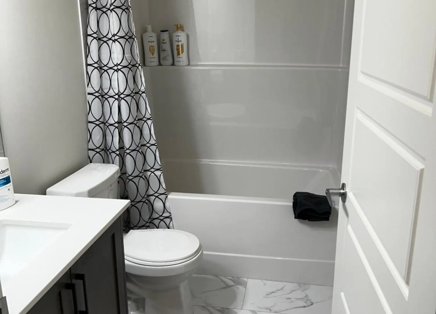 The Oasis-A New 1 Bed Suite In Livingston Calgary Close To The Airport
