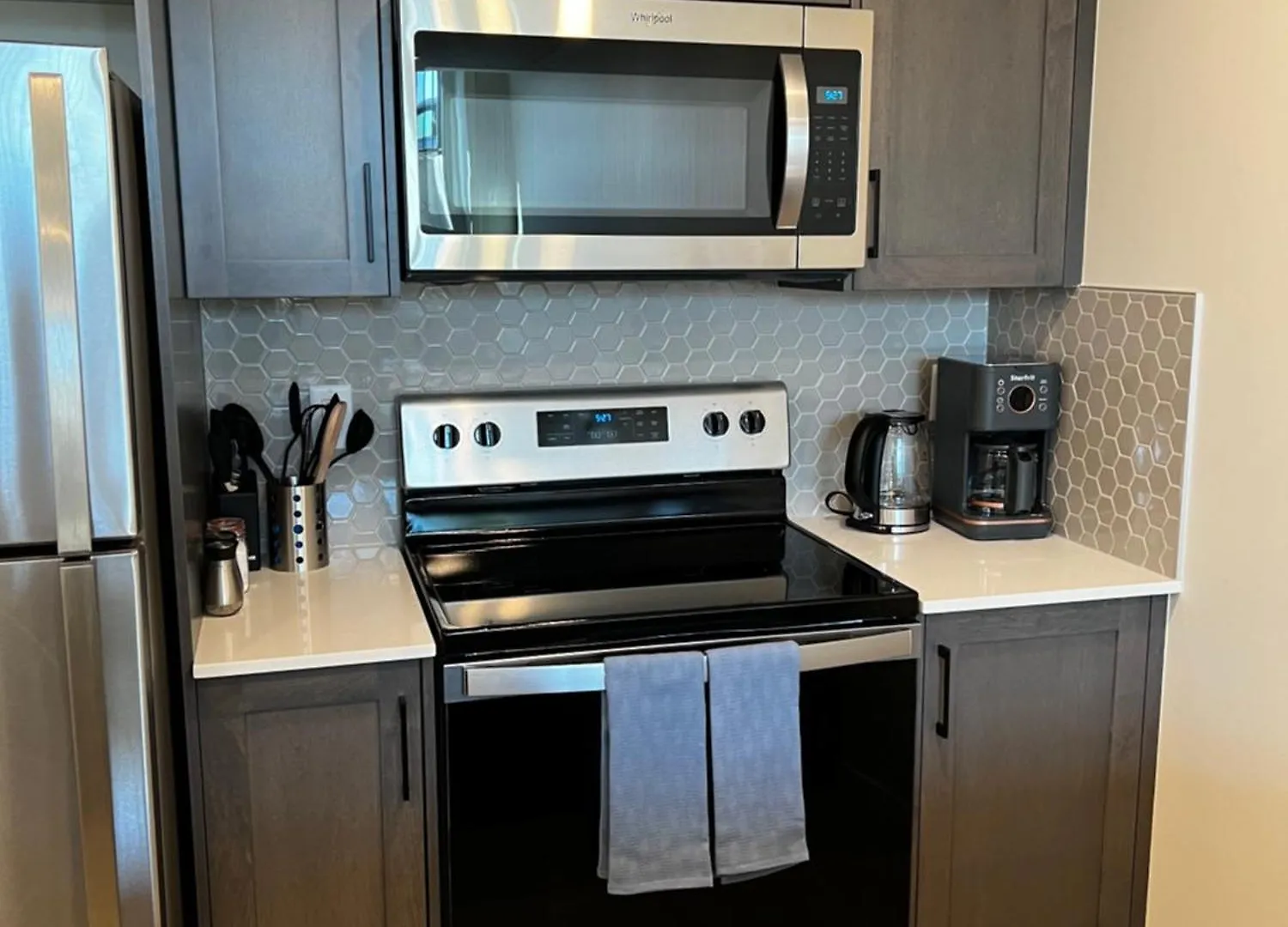 The Oasis-A New 1 Bed Suite In Livingston Calgary Close To The Airport