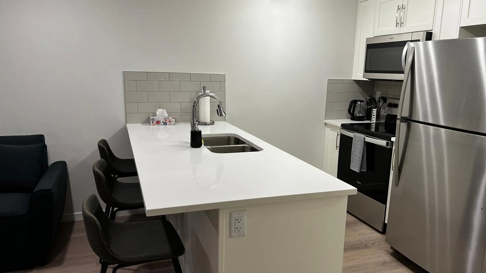 The Oasis-A New 1 Bed Suite In Livingston Calgary Close To The Airport Apartment